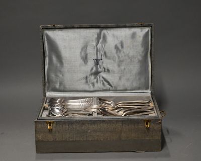 une boîte contenant de l'argenterie, posée sur une table