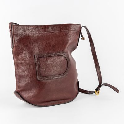 un sac en cuir marron avec une petite poche sur le devant