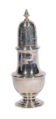 une salière et une poivrière en argent sur fond blanc