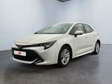 une Toyota Corolla blanche garée dans une pièce blanche