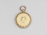 un cadenas ancien en or sur lequel est représentée une femme