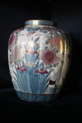 un vase orné de fleurs, posé sur une surface noire