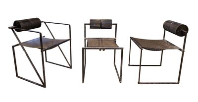 trois chaises et une table sur laquelle est posé un rouleau de papier