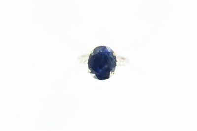 Gros plan sur une bague ornée d'une pierre bleue