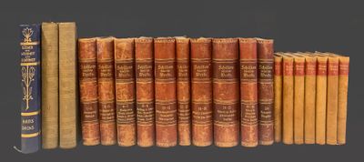 plusieurs vieux livres sont alignés sur une étagère, les uns à côté des autres