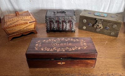 une boîte en bois posée sur une table, à côté d'autres boîtes en bois