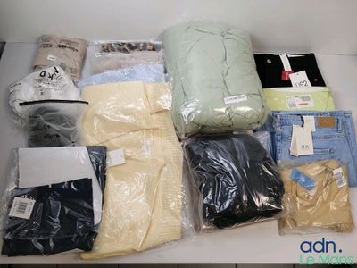 un grand nombre d'objets posés sur une table