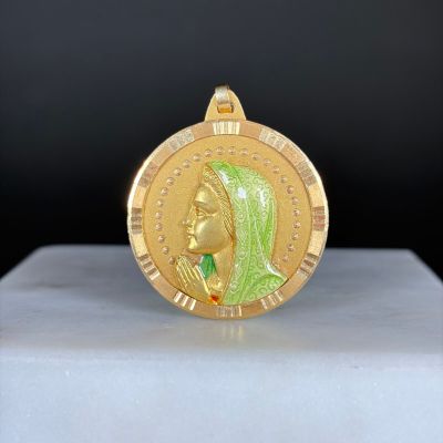 l'image d'une médaille d'or sur laquelle figure le visage d'une femme