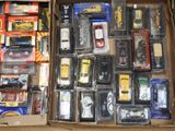 une boîte contenant un assortiment de petites voitures et d'autres jouets