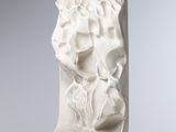 sculpture en marbre blanc représentant la tête d'une femme, posée sur un socle en métal