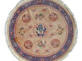 un tapis rond orné d'un motif bleu et rouge