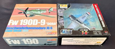 deux boîtes de maquettes d'avions posées sur une table