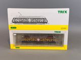 la boîte est ouverte pour montrer le train miniature dans son emballage