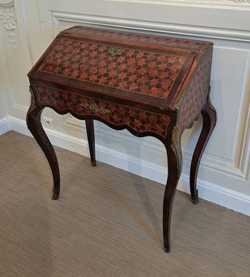 une petite table sur laquelle est posé un échiquier