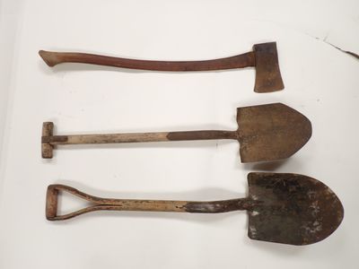 Quatre types différents d'outils de jardinage sont présentés sur une surface blanche