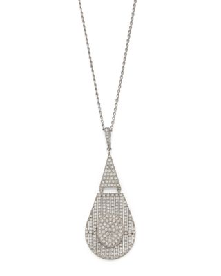 un collier en or blanc et diamants orné d'un pendentif en forme de larme