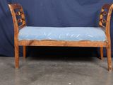 un banc sur lequel est posé un coussin bleu, devant un fond bleu