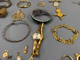 de nombreux types de bijoux sur la table