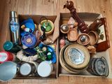 une boîte remplie d'objets posés sur le sol