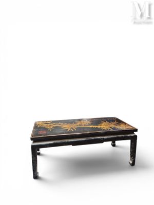 une table basse noire et dorée sur fond blanc