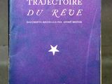 un vieux livre posé sur une table, sur laquelle se trouve une étoile