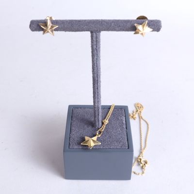 Ensemble collier et boucles d'oreilles « étoile dorée » présenté sur un présentoir