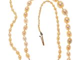 collier de perles jaunes avec un fermoir en or et un long rang de perles