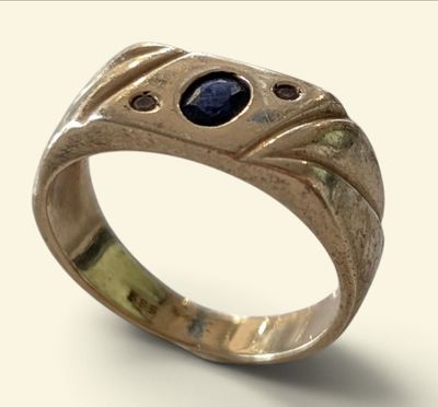 une bague en or sertie d'une pierre bleue