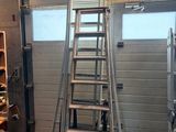 une échelle appuyée contre un mur dans un garage
