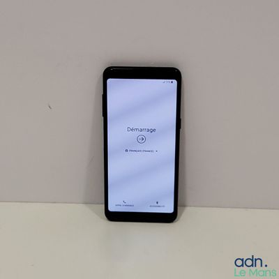 une photo d'un téléphone portable posé sur une table