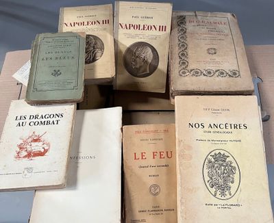 de nombreux livres posés sur une table