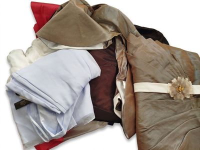 une pile de vêtements pliés sur fond blanc
