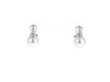 paire de boucles d'oreilles en perles et diamants sur fond blanc