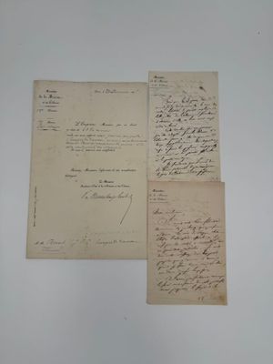 deux vieux papiers portant des notes manuscrites, posés sur une table