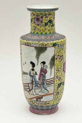 un vase avec un tableau posé sur une table
