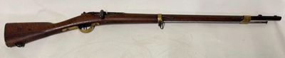 un fusil avec un canon en bois sur fond blanc