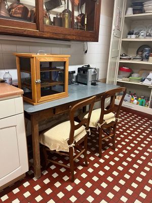 une petite cuisine avec une table et des chaises