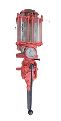 une borne d'incendie rouge sur laquelle est fixée une horloge