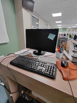 un bureau équipé d'un clavier et d'un écran