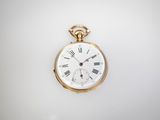une montre de poche ancienne avec des chiffres romains et des chiffres romains sur le cadran
