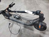 un scooter posé sur le sol en béton