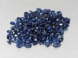 un tas de saphirs bleus sur une surface blanche