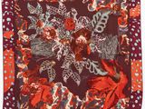 un gros plan sur un foulard carré à motifs floraux