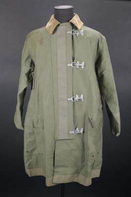 une photo d'un manteau militaire sur un mannequin