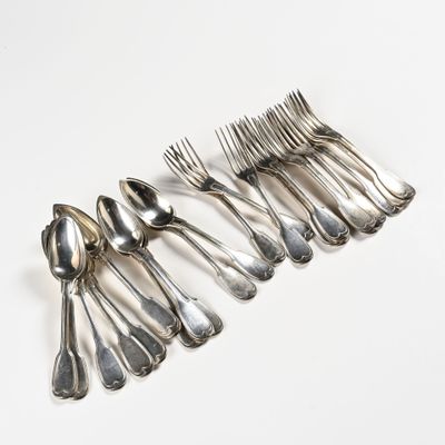 six cuillères en argent et une fourchette posées sur un plateau blanc