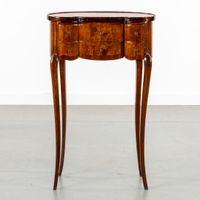 Table d'appoint ou petit meuble « en rognon », de forme réna… (photo 2)