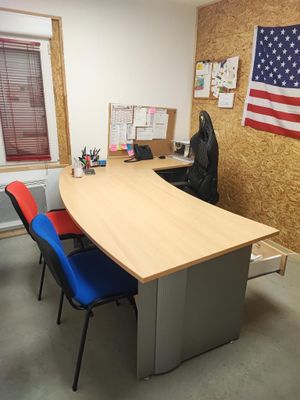 un bureau avec une chaise et un drapeau accroché au mur