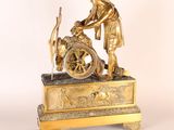 une image représentant une statue en bronze d'un homme avec une roue et un chien