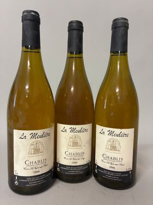 trois bouteilles de vin posées sur une table l'une à côté de l'autre