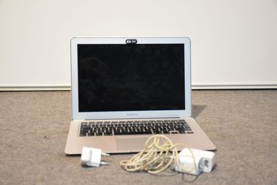 un ordinateur portable posé par terre